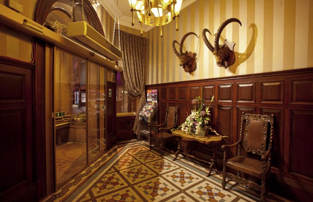 Posezení v ubytování The Royal Highland Hotel