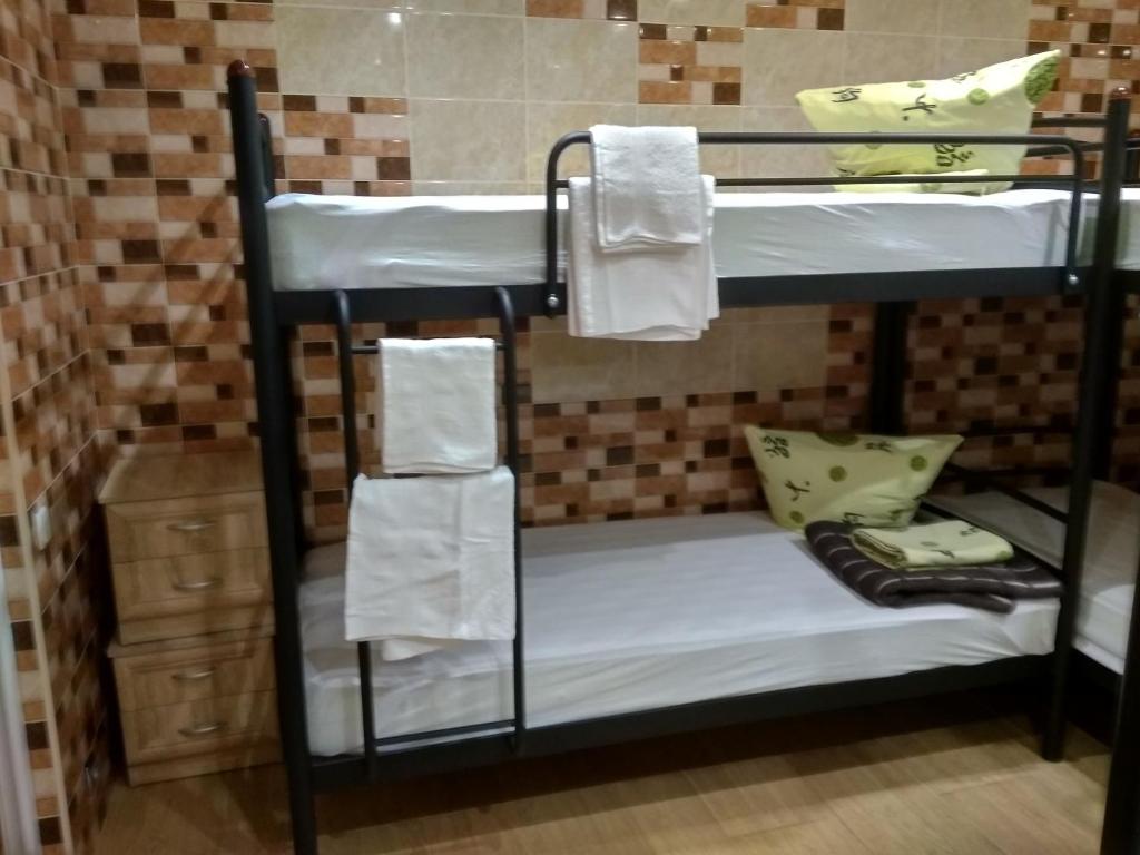 ヴィーンヌィツャにあるHostel Katrinの二段ベッド(タオル付)が備わるドミトリールームです。