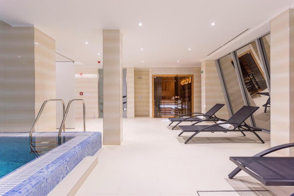 Bazén v ubytování Outlet Hotel Polgár nebo v jeho okolí