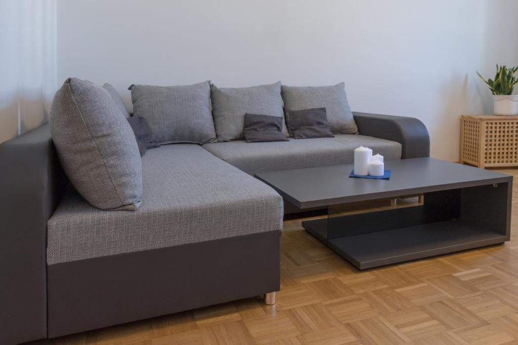 A seating area at Kingsize Central Station Residence