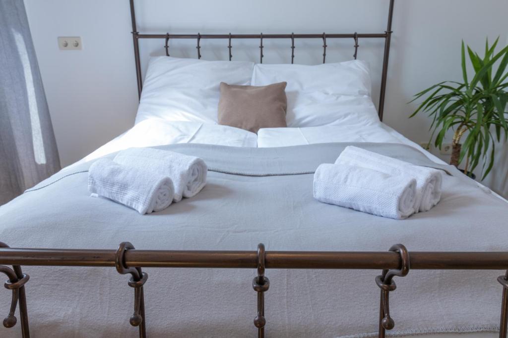 A bed or beds in a room at Kingsize Central Station Residence
