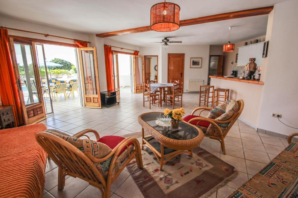 Posezení v ubytování La Perla - sea view villa with private pool in Moraira
