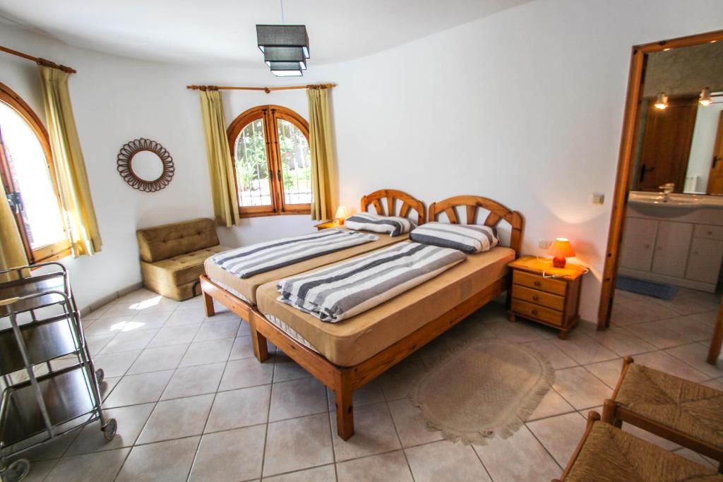 Postel nebo postele na pokoji v ubytování La Perla - sea view villa with private pool in Moraira