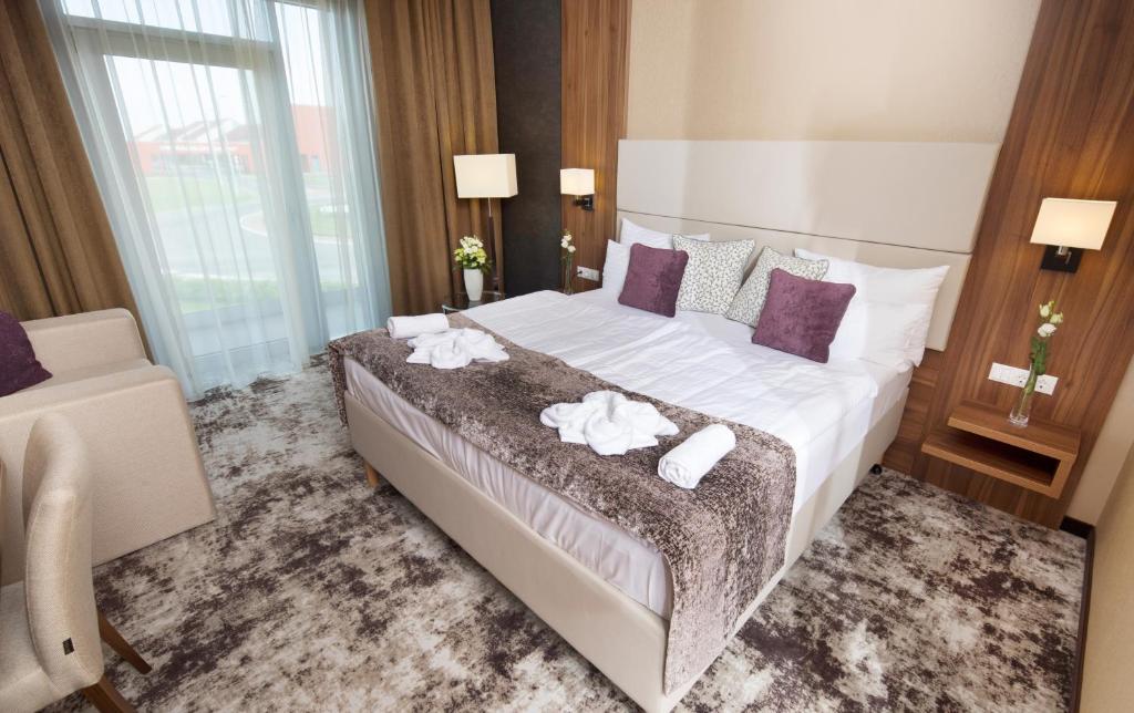 Postel nebo postele na pokoji v ubytování Outlet Hotel Polgár