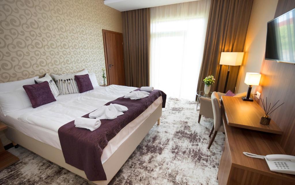 Postel nebo postele na pokoji v ubytování Outlet Hotel Polgár