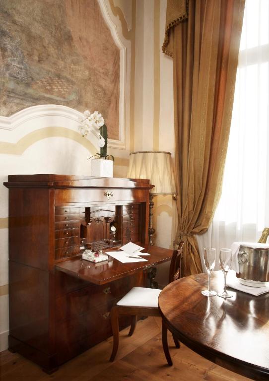 A seating area at Hotel Villa Cornér Della Regina