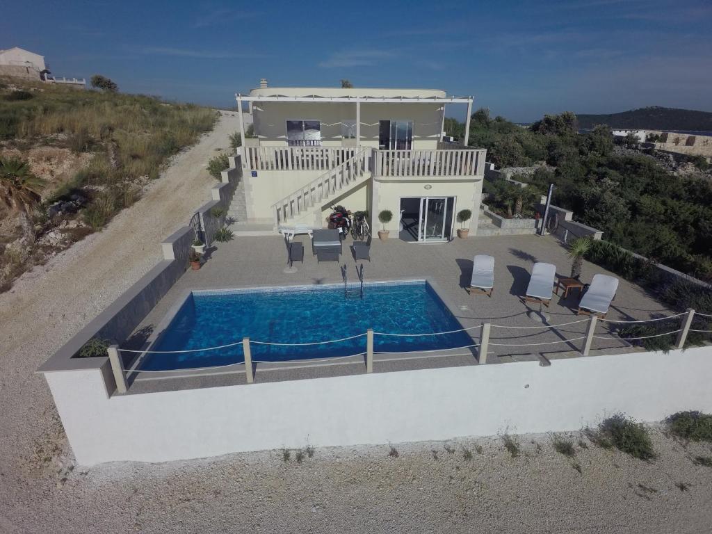 Bazén v ubytovaní Holiday house Anamarija alebo v jeho blízkosti