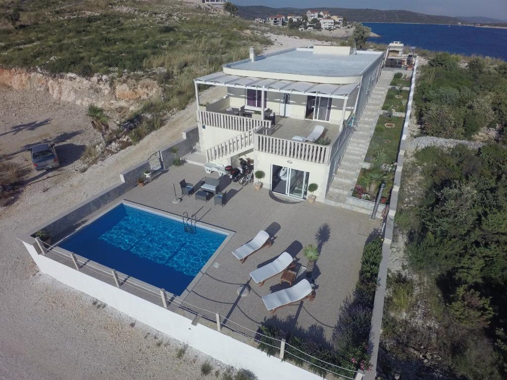 Bazén v ubytovaní Holiday house Anamarija alebo v jeho blízkosti