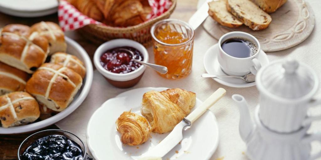 stół z talerzami wypieków i filiżankami kawy w obiekcie B&B Angels w mieście Canosa Sannita