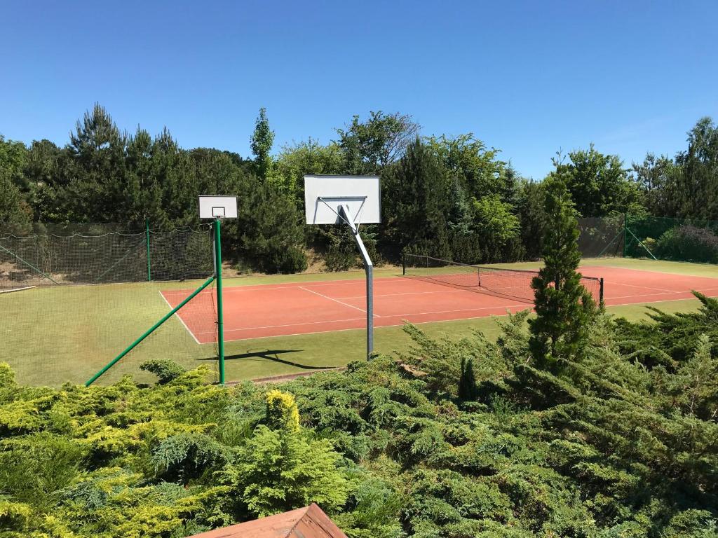 Tenis a/nebo squash v ubytování Dom Pod Różą Wiatrów Lubin near Międzyzdroje Miedzyzdroje Misdroy, cisza, spokój, ruhig, peaceful, beautiful view nebo okolí