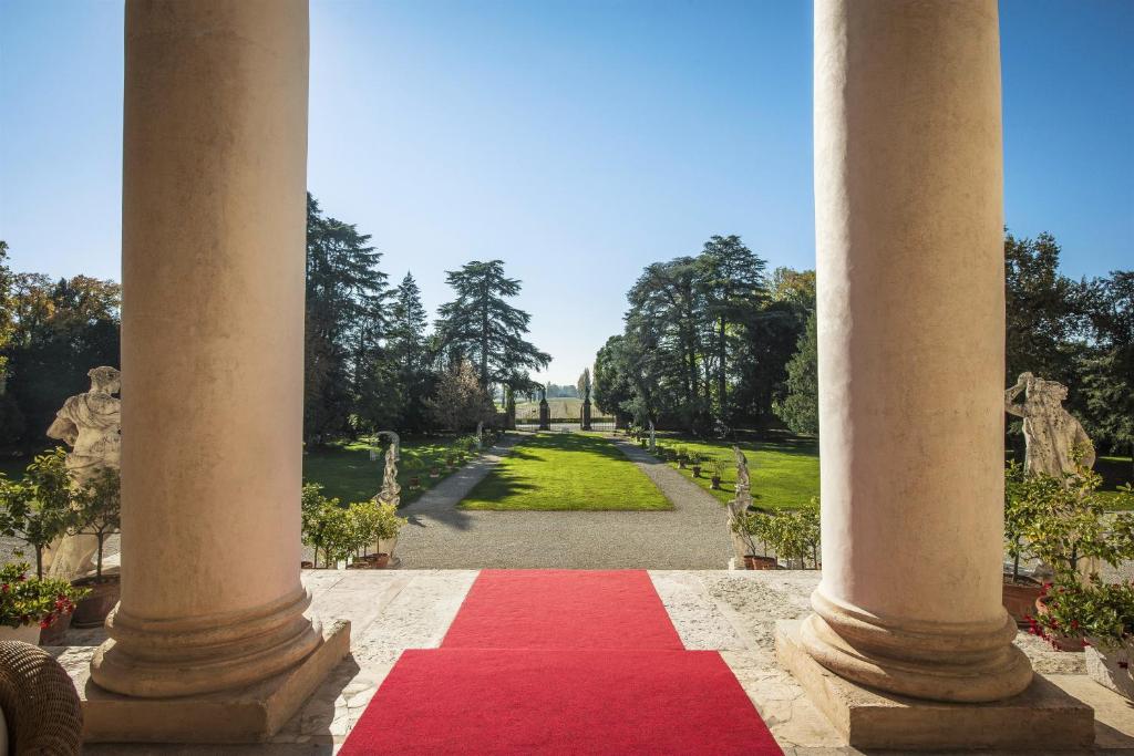 A garden outside Hotel Villa Cornér Della Regina