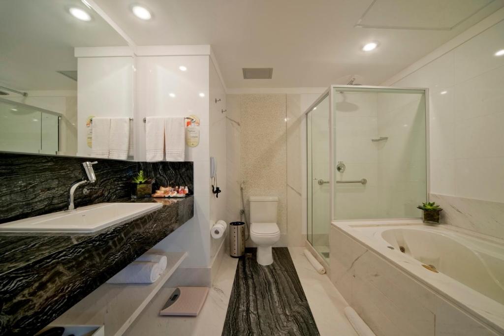 uma casa de banho com uma banheira, um WC e um lavatório. em Quality Hotel Vitória em Vitória