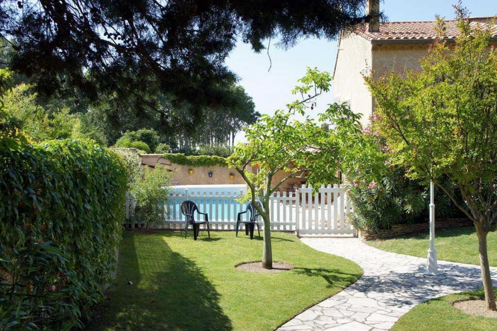 Les TailladesにあるHoliday house for rent with private pool near Gordes - Luberon - Provenceのベンチと柵のある庭園