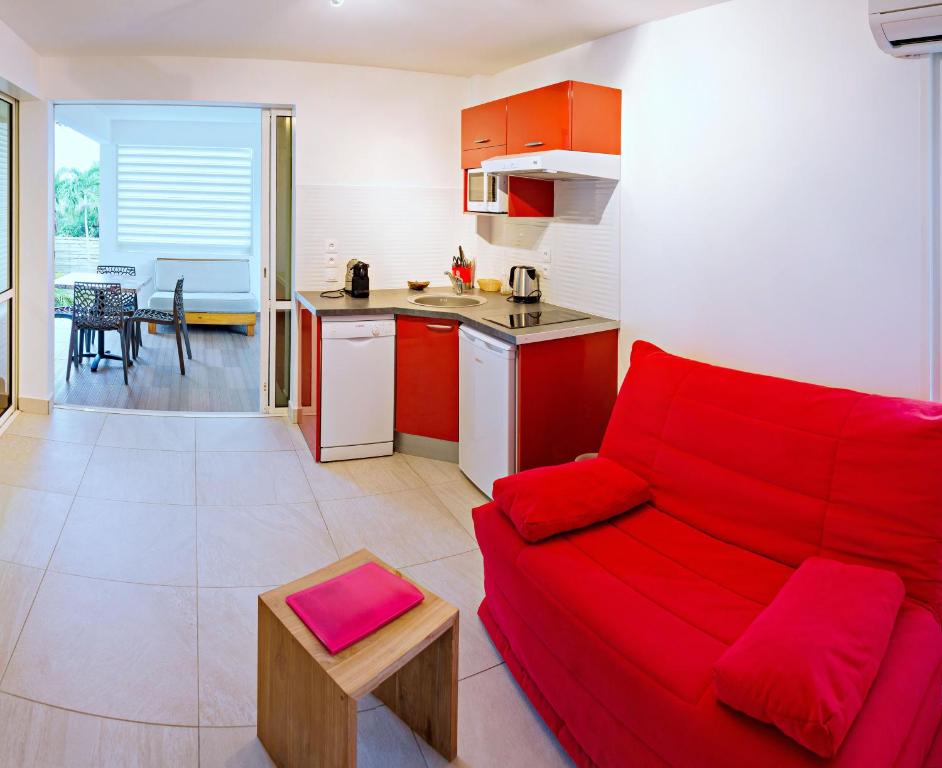 Kuchyň nebo kuchyňský kout v ubytování Majesty Palm Hôtel