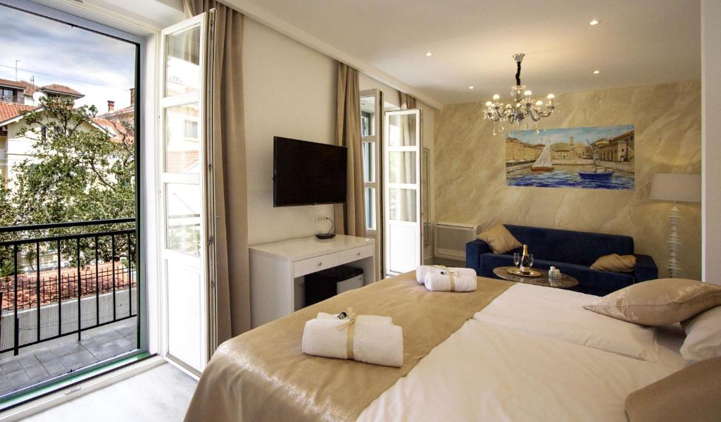- une chambre avec un grand lit et un balcon dans l'établissement Well Of Life Luxury Rooms, à Split