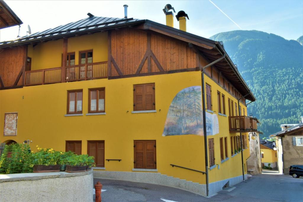 a yellow building with a balcony on the side at I Larici in Monclassico