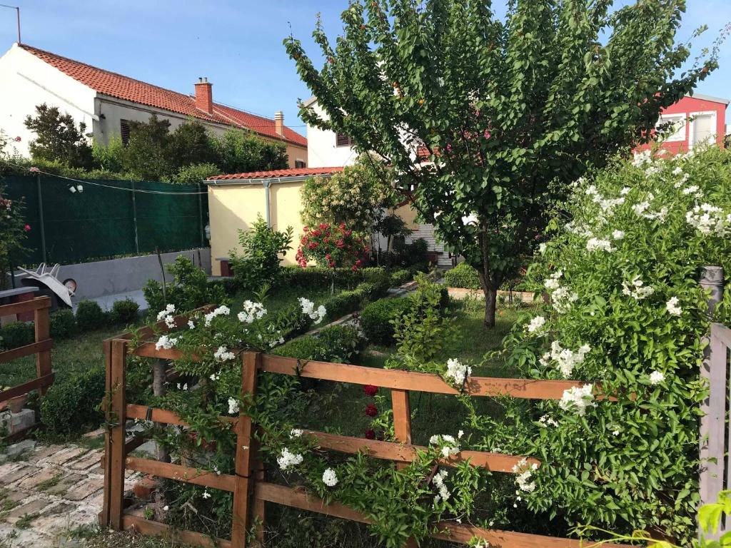 Vonkajšia záhrada v ubytovaní Apartment Simeone