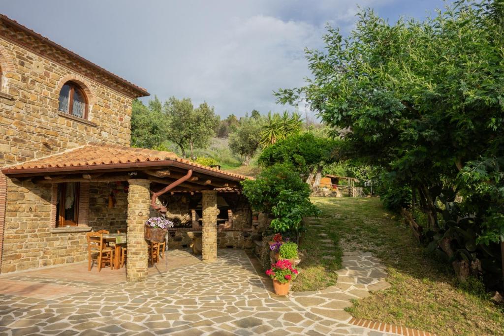 Cette maison en pierre dispose d'une terrasse couverte. dans l'établissement Villa Nigro, à Laureana Cilento