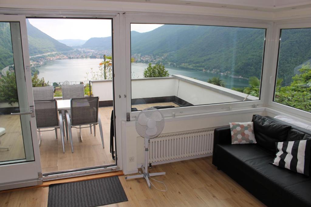sala de estar con vistas al río en Residenza Trivento app. 9, en Rovio
