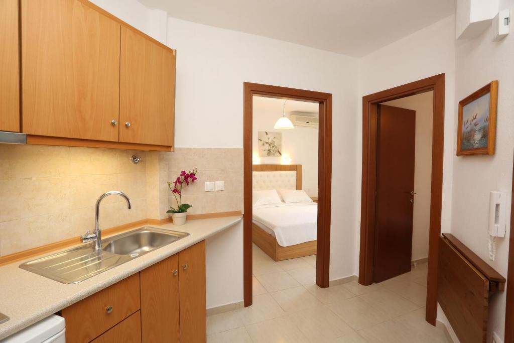 Kuchyň nebo kuchyňský kout v ubytování Kastoria Hotel Apartments