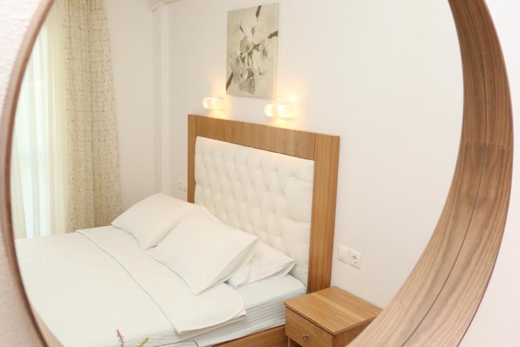 Postel nebo postele na pokoji v ubytování Kastoria Hotel Apartments