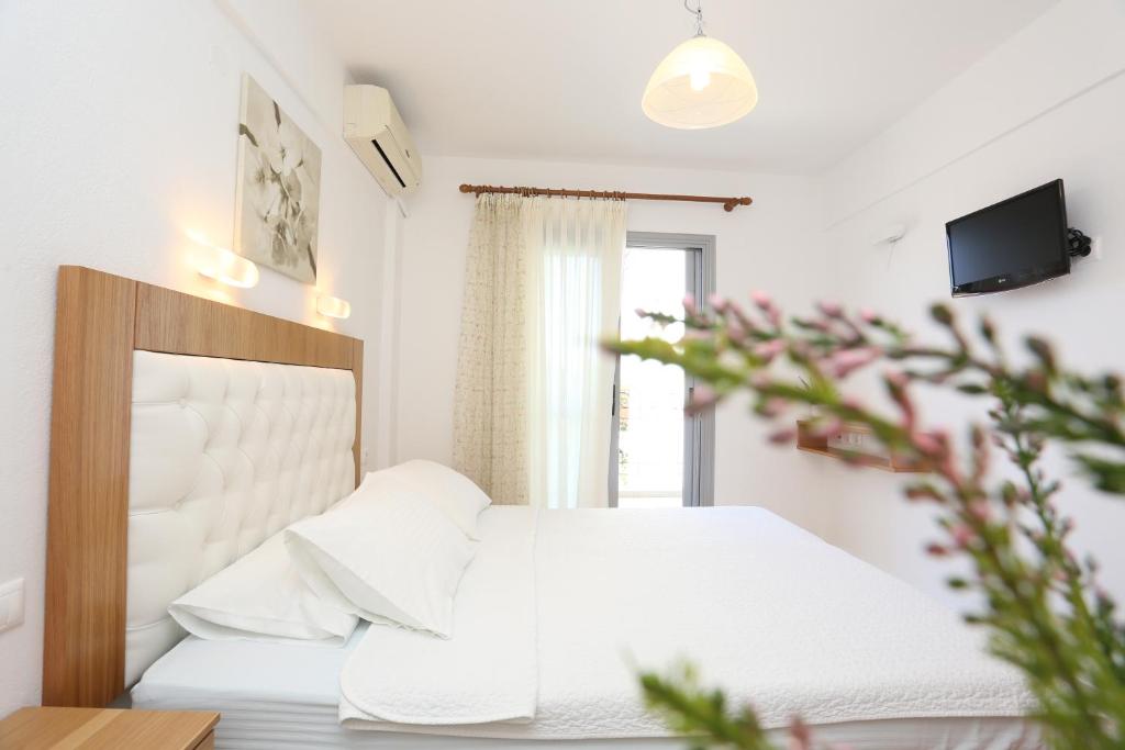 Postel nebo postele na pokoji v ubytování Kastoria Hotel Apartments