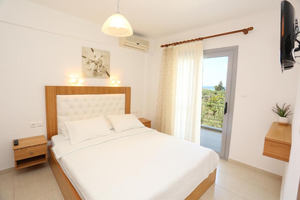 Postel nebo postele na pokoji v ubytování Kastoria Hotel Apartments