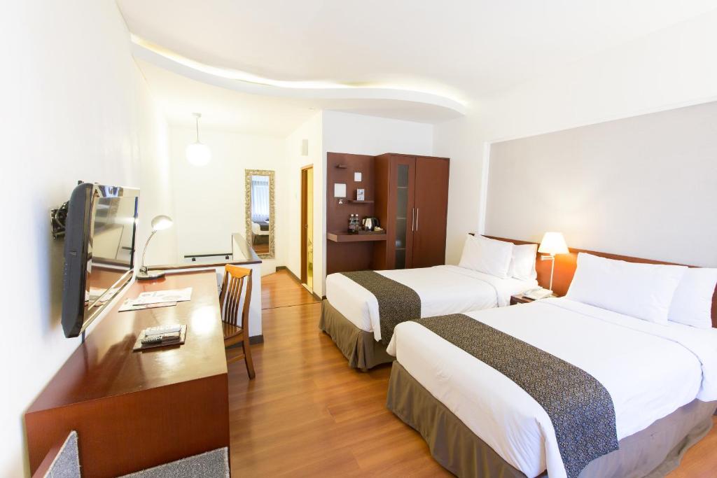 TV a/nebo společenská místnost v ubytování Gumilang Regency Hotel