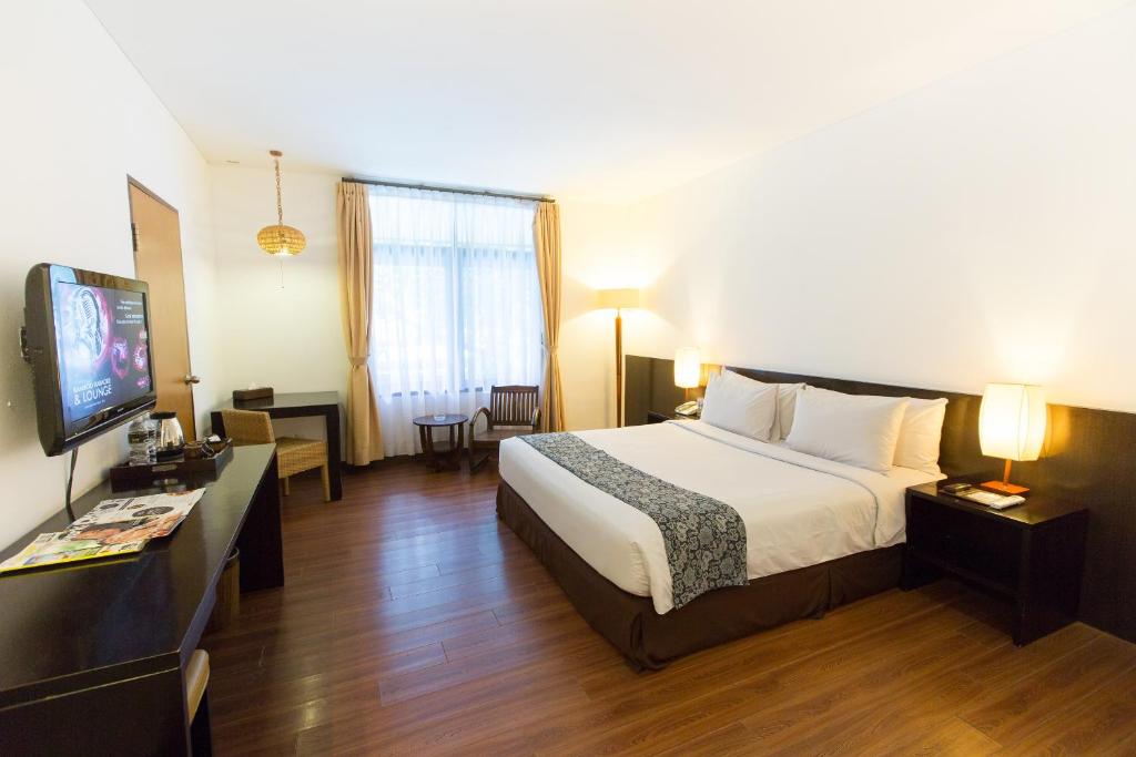 TV a/nebo společenská místnost v ubytování Gumilang Regency Hotel