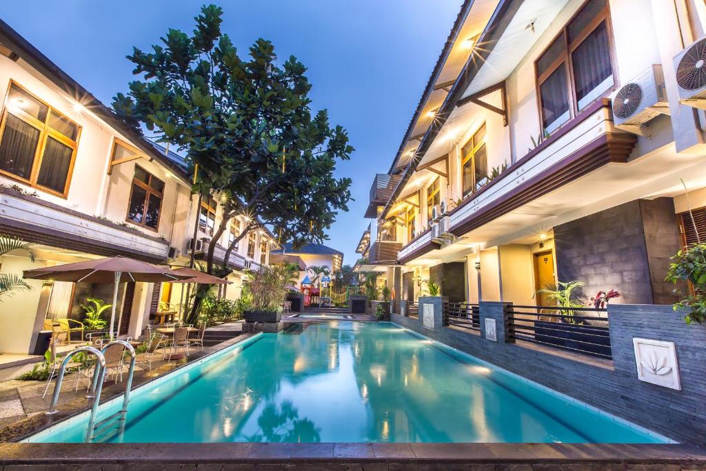 uma piscina em frente a um edifício em Gumilang Regency Hotel em Bandung