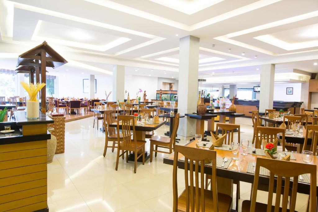 Restaurace v ubytování Gumilang Regency Hotel