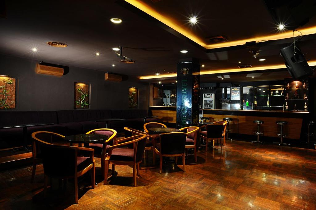 Lounge nebo bar v ubytování Gumilang Regency Hotel