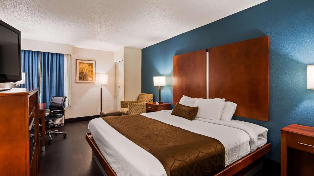 Best Western Plus Richmond - King Room Pet Friendly - Non Smoking