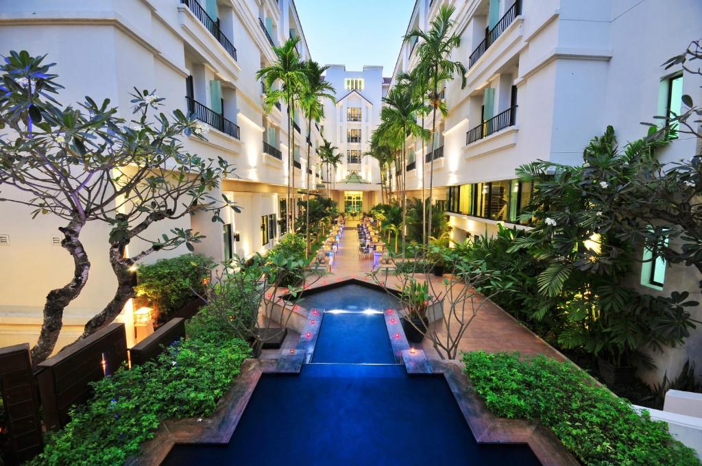 Swimmingpoolen hos eller tæt på Tara Angkor Hotel