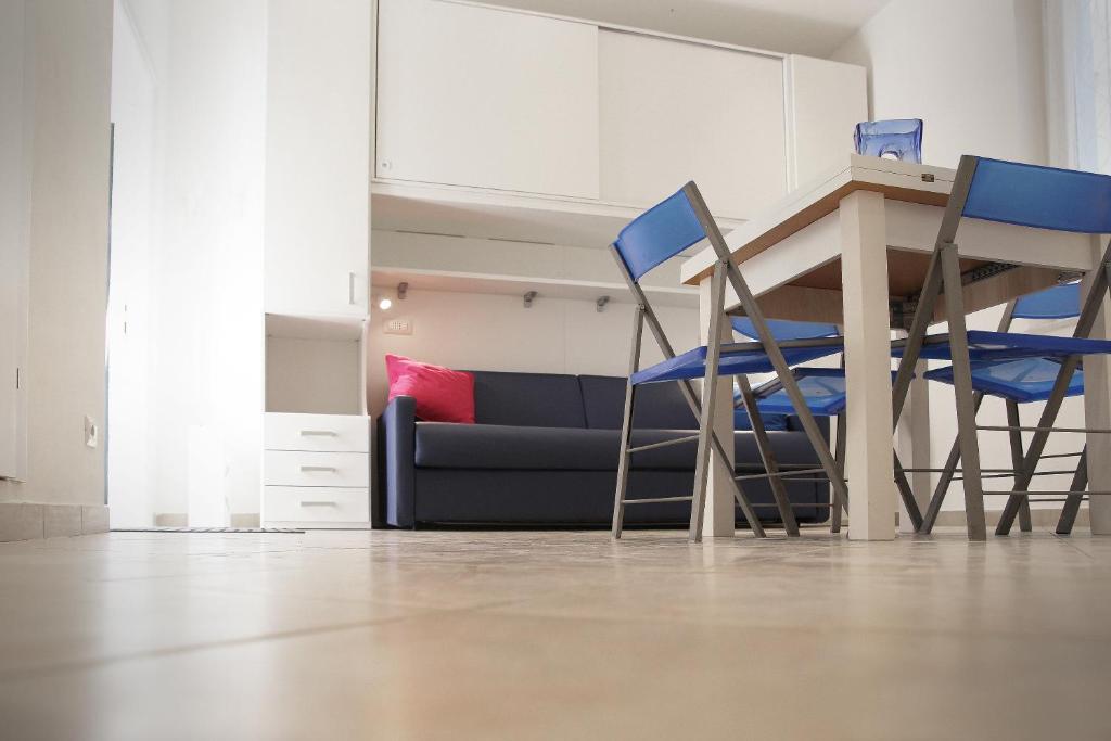 a living room with a table and chairs and a couch at Appartamento L'ONDA - 3 in Fezzano