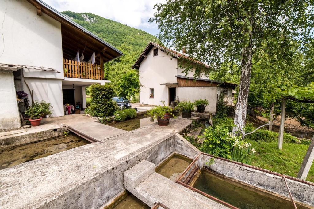 una casa con piscina en el patio en Eko House Dobrenica, en Bihać