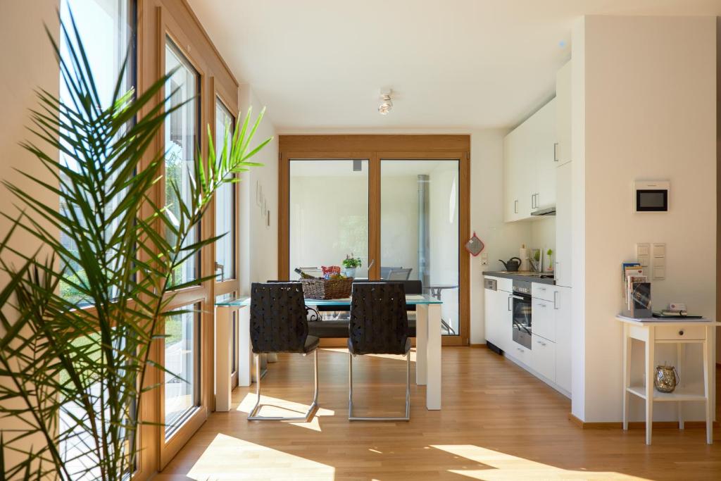 eine Küche und ein Esszimmer mit einem Tisch und Stühlen in der Unterkunft Ferienwohnung Freiraum in Bernkastel-Kues