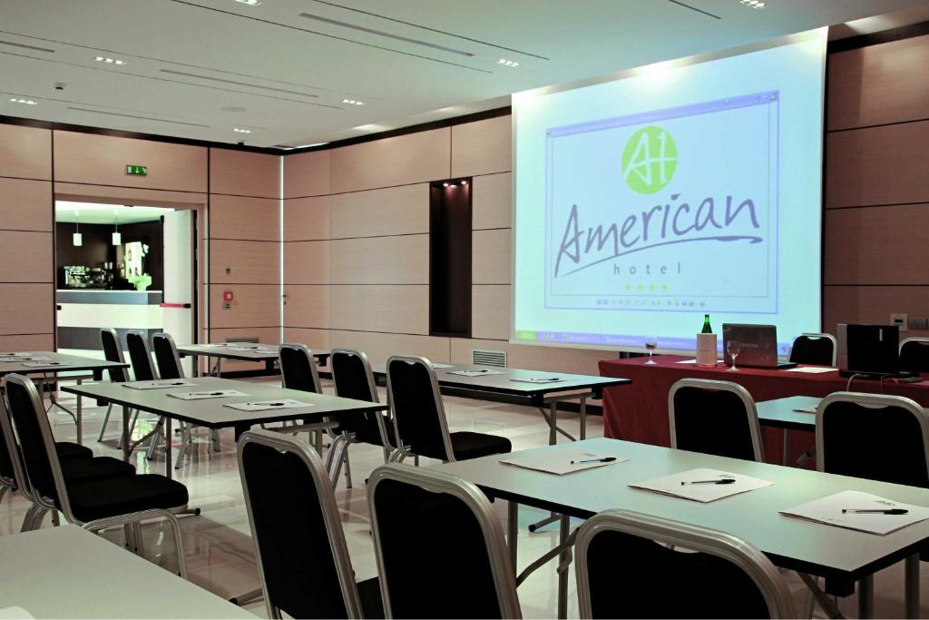 Zaplecze biznesowe lub konferencyjne w obiekcie American Hotel