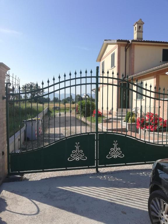 a green gate in front of a building at Il Rifugio Della Luna in Castel Ritaldi
