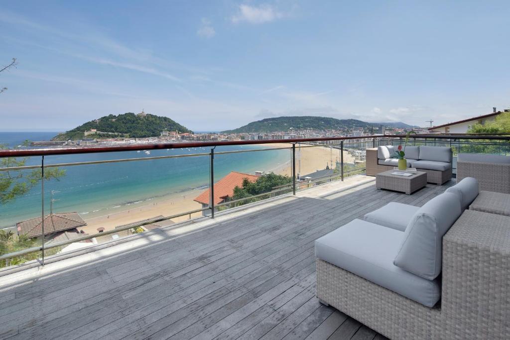 uma varanda com um sofá e vista para a praia em Villa Baena by FeelFree Rentals em San Sebastián