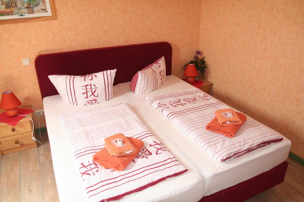 Letto o letti in una camera di Pension Haus Saarland