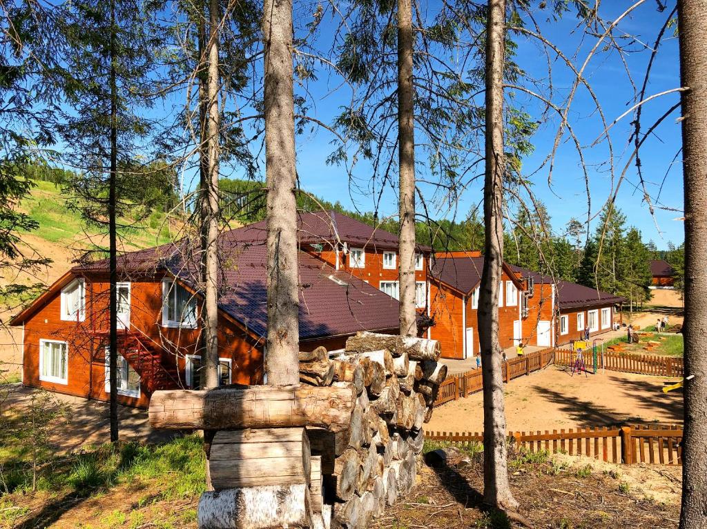 dom w lesie z płotem i drzewami w obiekcie Klub Otdyha Liubogorie w mieście Lyubytino
