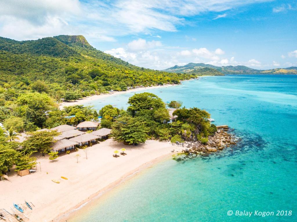 eine Luftansicht auf einen Strand mit einem Resort in der Unterkunft Balay Kogon in Carles