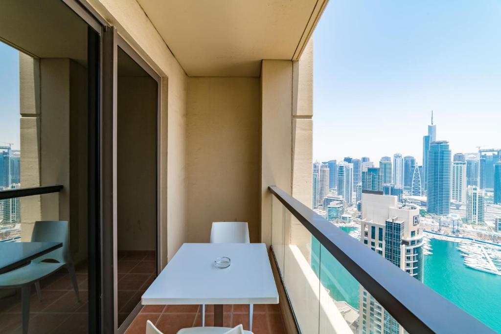 Zdjęcie z galerii obiektu Icon Casa Living - Rimal 6-JBR Marina view w Dubaju