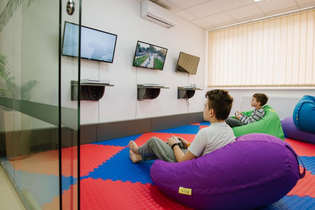 TV a/nebo společenská místnost v ubytování Lisova Pisnia Resort Hotel