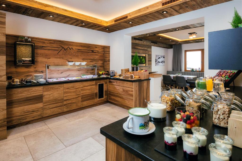 uma grande cozinha com um balcão e uma bancada em Apart Pension Moos - inkl Super Sommer Card 2024 em Serfaus