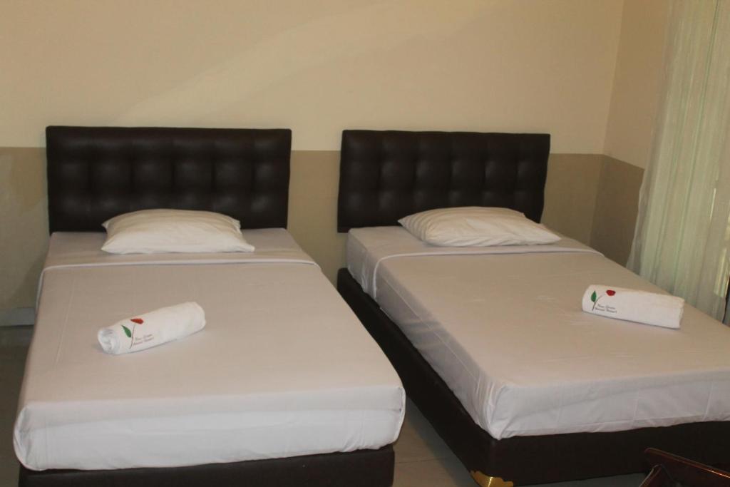 Postel nebo postele na pokoji v ubytování New Green Sentul Resort