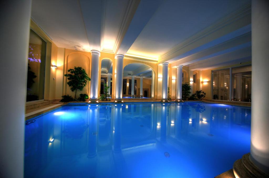 a large swimming pool in a building with columns at Hotel Polaris in Świnoujście