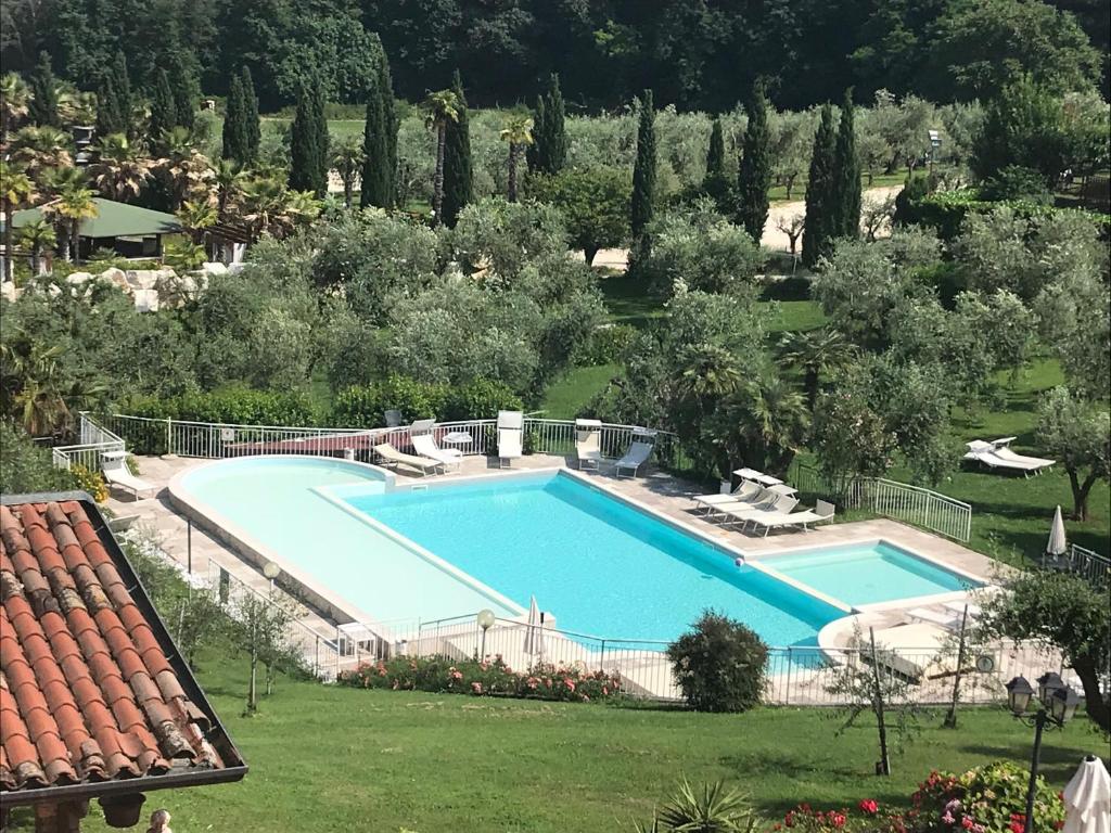 an overhead view of a swimming pool in a garden at Il Ghetto Farm Holiday in Soiano del Lago