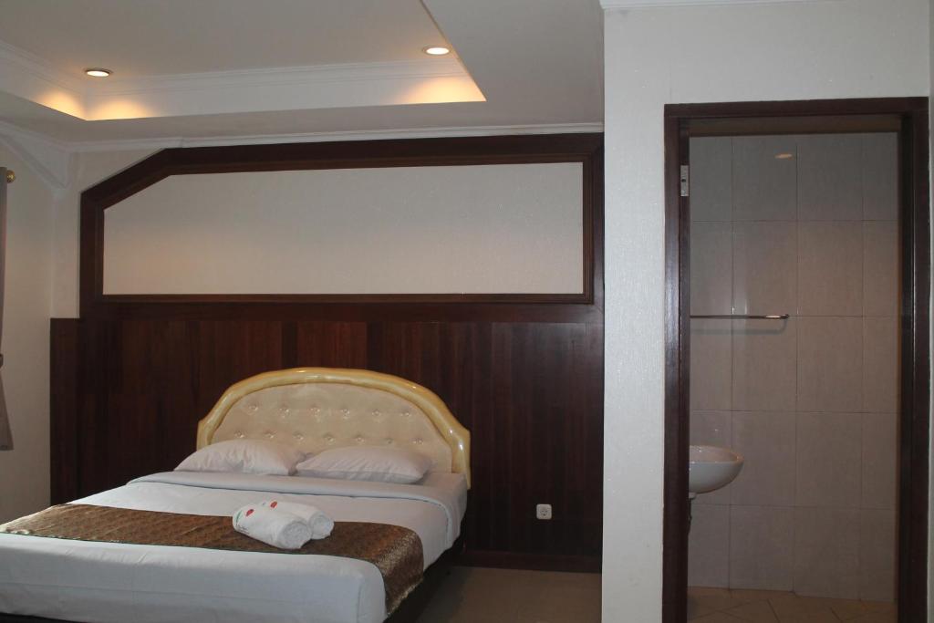 Postel nebo postele na pokoji v ubytování New Green Sentul Resort